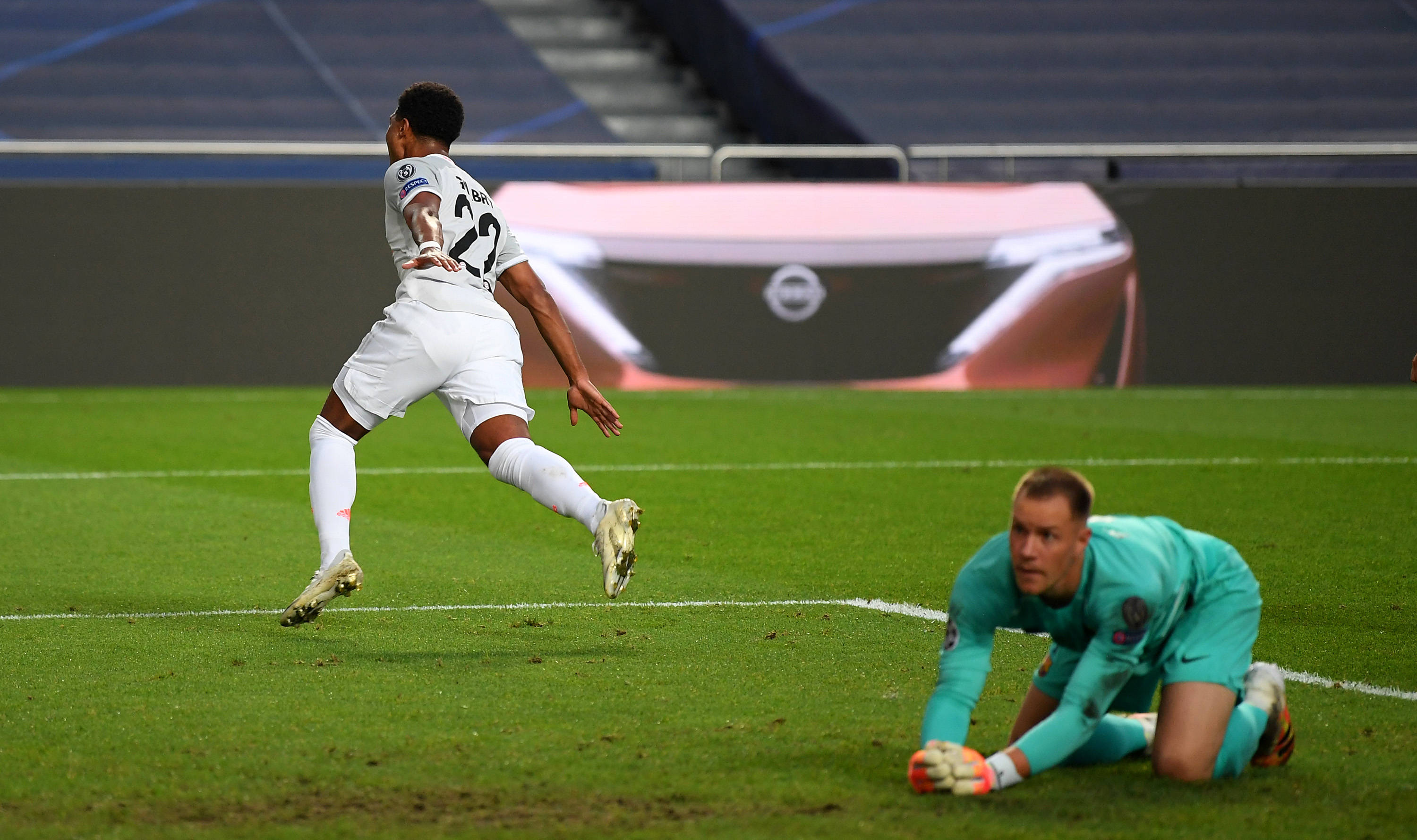 历史第1!梅西捧杯图点赞数5596万 全平台最高纪录