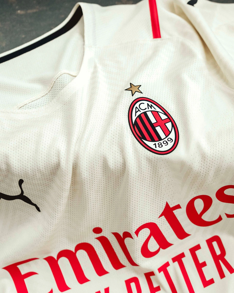 单节18分！库里超远三分惊艳全场，刷新连续三分纪录成里程碑